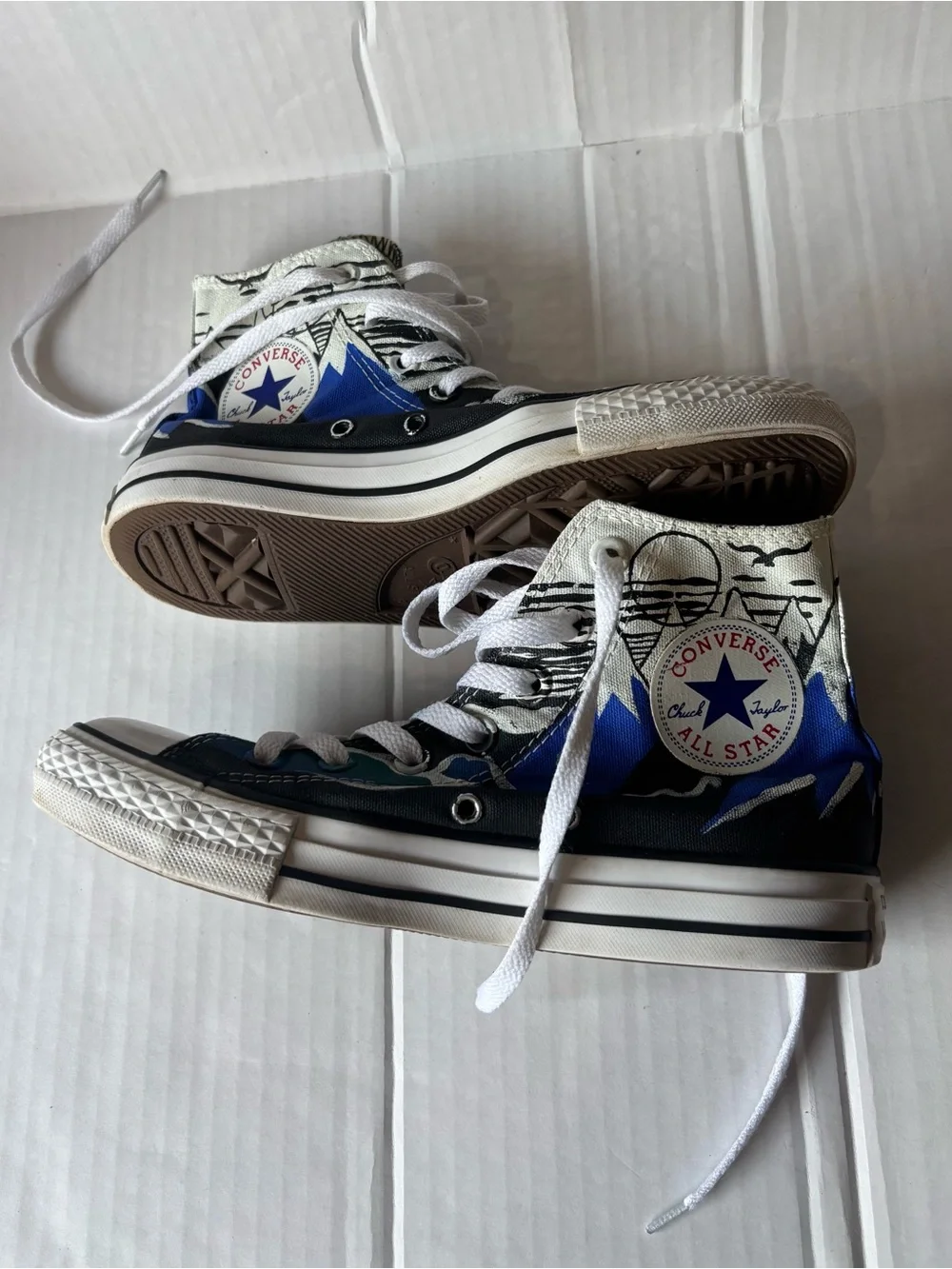 Converse The Hobbit shoes Men’s 5 Women’s 7
